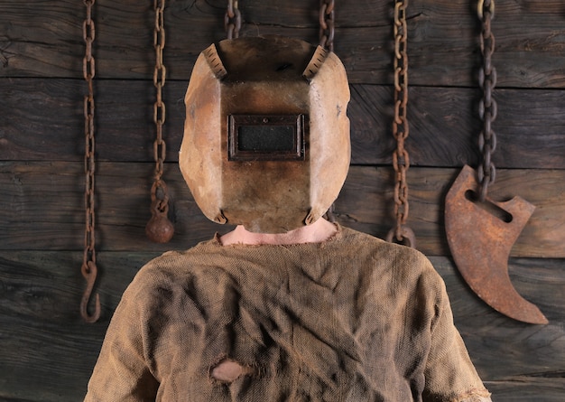 Foto hombre de halloween en la vieja máscara de soldadura