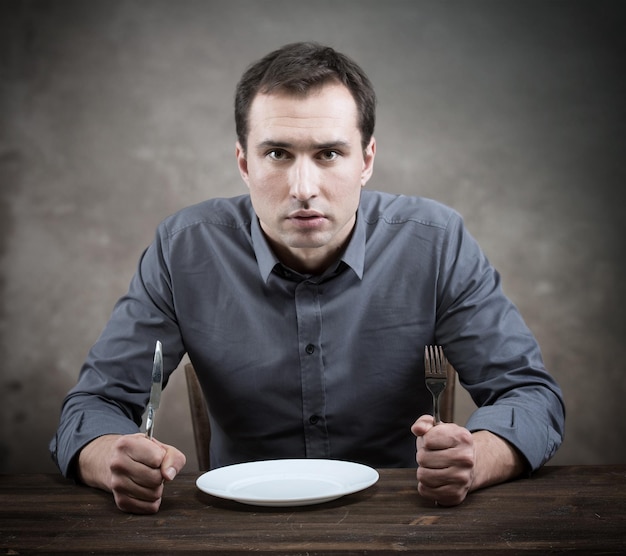 Hombre hambriento Concepto de servicio de restaurante lento