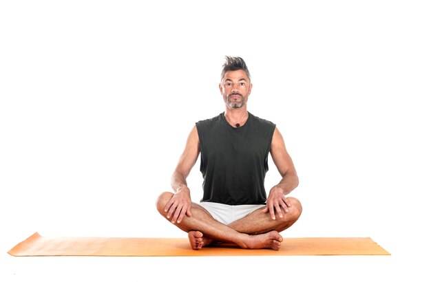 Foto hombre y hatha yoga asana delante de un fondo blanco.