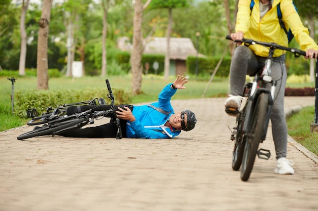 Hombre herido pidiendo ayuda