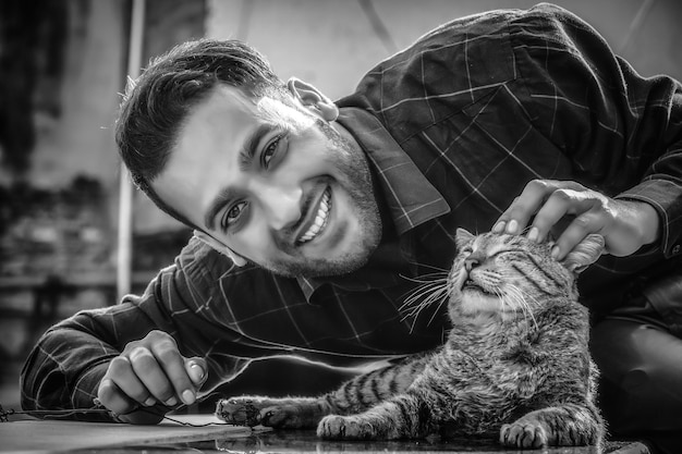 Hombre con hermosa imagen de gato