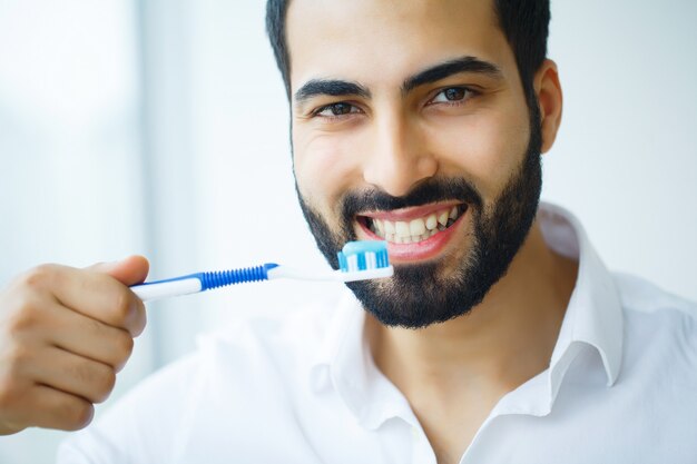 Hombre con hermosa sonrisa