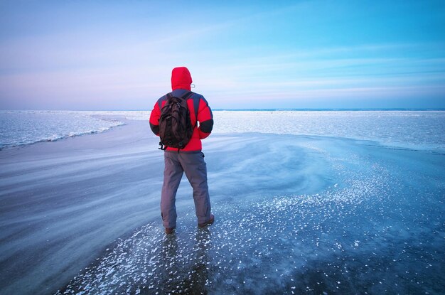 Hombre y hielo de invierno. Composición de la naturaleza.