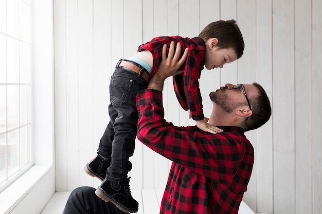 Hombre con hijo en el día del padre