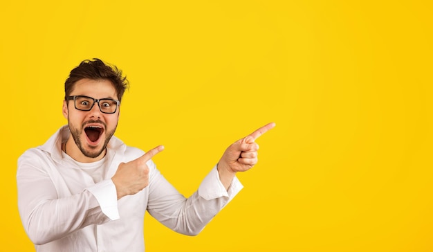 Hombre hipster apuntando con emoción