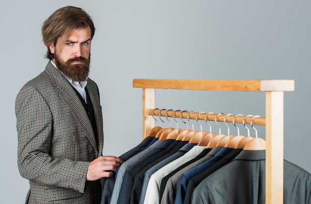 Hombre hipster diseñador de moda trajes a medida colección concepto de centro comercial