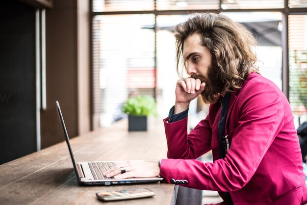 Hombre hipster trabajando en computadora