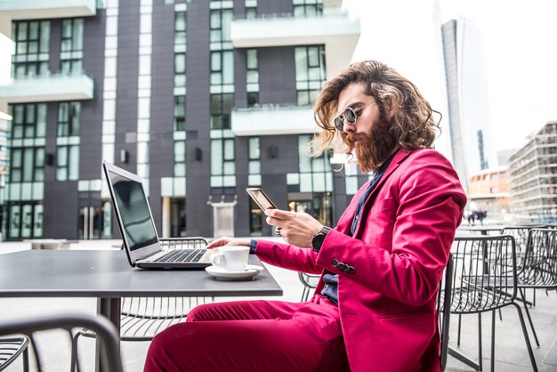 Hombre hipster trabajando en computadora