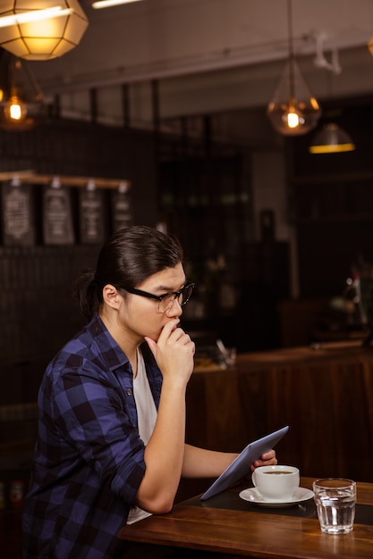 Hombre hipster usando tableta