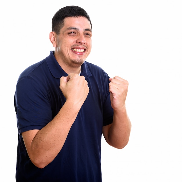 Hombre hispano feliz joven pensativo sonriendo mientras mira emocionado