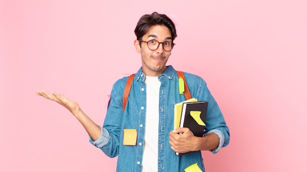 Hombre hispano joven que se siente desconcertado y confundido y dudando. concepto de estudiante