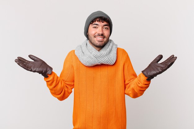 Hombre hispano que se siente feliz, emocionado, sorprendido o conmocionado, sonriendo y asombrado por algo increíble