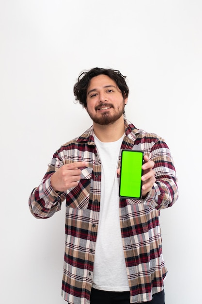 hombre hispano, señalar, teléfono celular, con, croma, clave, en, vertical, imagen, en, fondo blanco