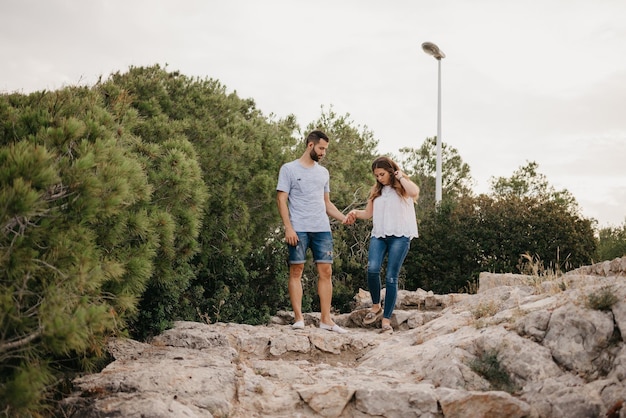Un hombre hispano y su chica latina están de excursión en el parque highland en España