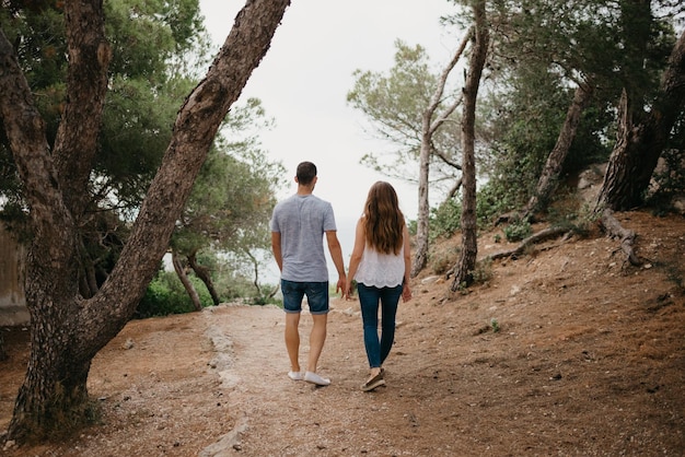 Un hombre hispano y su novia latina descienden de una colina en España