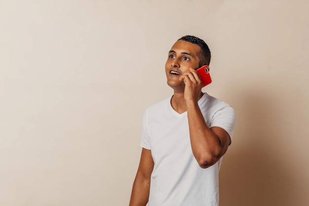 Hombre hispano tomando una llamada telefónica