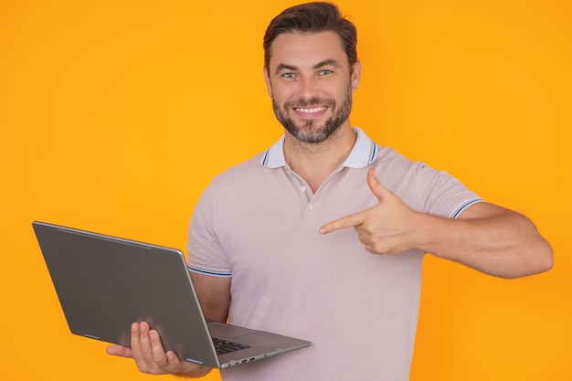 Hombre hispano trabajando en una computadora portátil en un estudio hombre de negocios comprobando el correo electrónico en una laptop escribiendo mensajes en