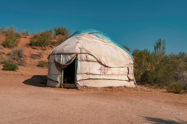 un hombre hizo una casa móvil en medio de un desierto