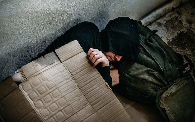 Hombre sin hogar durmiendo en la calle