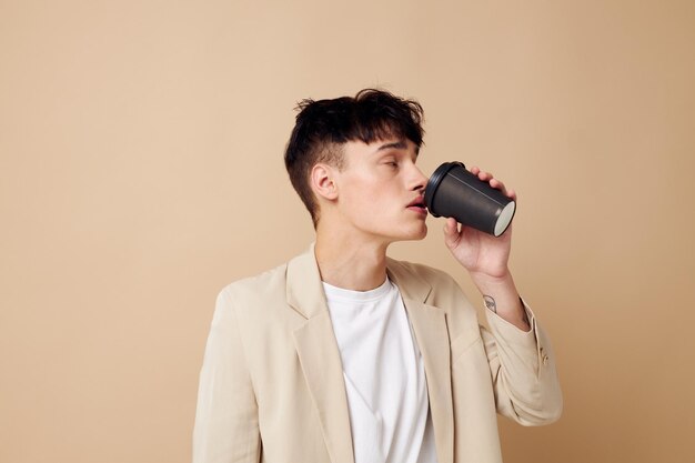 Hombre un hombre con una chaqueta ligera un vaso con una bebida Estilo de vida inalterado