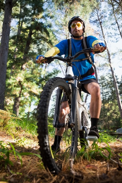 Hombre hombre ciclista de montaña con bicicleta en el bosque