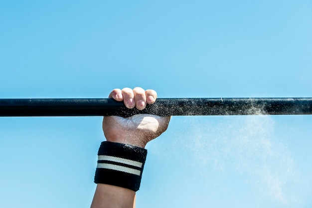 Foto hombre, hombre fuerte, atleta realiza ejercicio deportivo, entrenamiento en la calle fitness. estilo de vida saludable