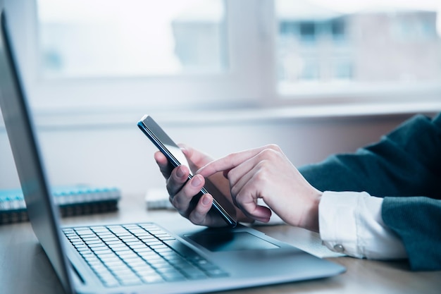 Hombre hombre teléfono con computadora en el escritorio