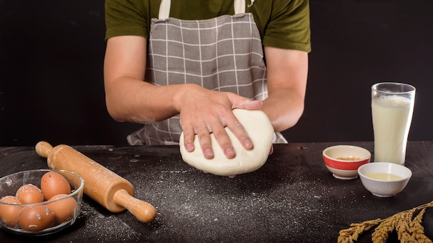 Foto un hombre está horneando panadería casera