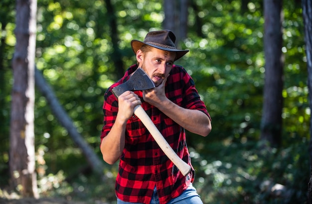 Hombre humano y de la naturaleza haciendo senderismo en madera cazador furtivo en la deforestación del bosque guardabosques o cazador furtivo forestal usa hacha busca leña para la fogata de picnic Sobrevivir en la naturaleza salvaje Tiempo para relajarse