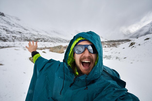 Hombre en el impermeable al aire libre