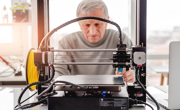 Hombre con impresora 3D
