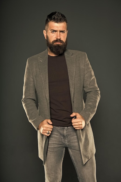 Hombre inconformista brutal Hipster con ropa informal Hipster con pelo de barba y corte de pelo elegante Hombre barbudo estilo hipster de moda Chaqueta cálida Traje diario Moda de otoño Mantener el aspecto masculino