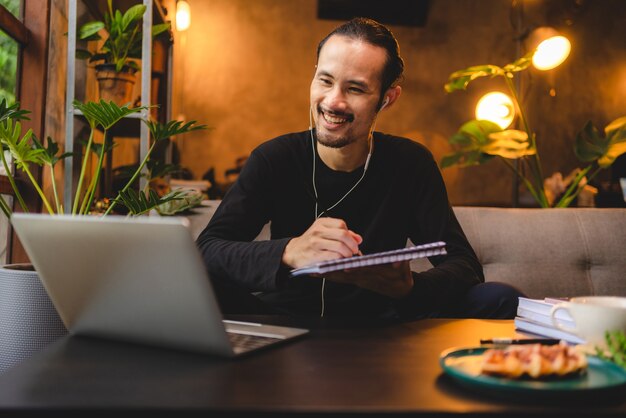 Hombre inconformista o empresario que trabaja con una reunión en línea de videoconferencia de comunicación digital en casa, persona de negocios o trabajo de estudiante con computadora portátil, tecnología para trabajo moderno en la oficina en casa