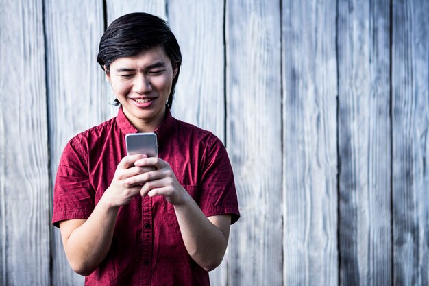 Hombre inconformista con smartphone