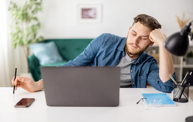 Hombre independiente caucásico que se siente cansado mientras