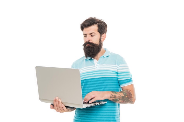 Foto hombre independiente en la foto de fondo de hombre independiente trabajo en computadora portátil hombre independiente
