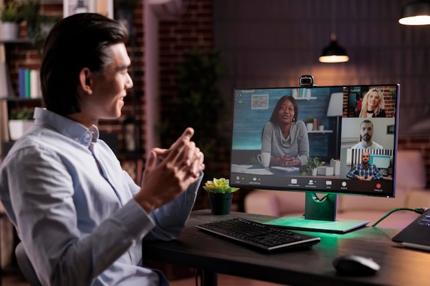 Hombre independiente hablando con colegas en videoconferencia, asistiendo a una reunión de negocios en línea en una llamada de teleconferencia. Uso de la cámara web en la computadora para chatear con personas en la conexión de videollamadas de Internet.