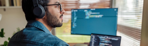 Hombre independiente haciendo un nuevo proyecto como diseñador web o programador en su computadora en la oficina de su casa