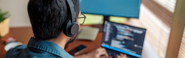 Hombre independiente haciendo un nuevo proyecto como diseñador web o programador en su computadora en la oficina de su casa