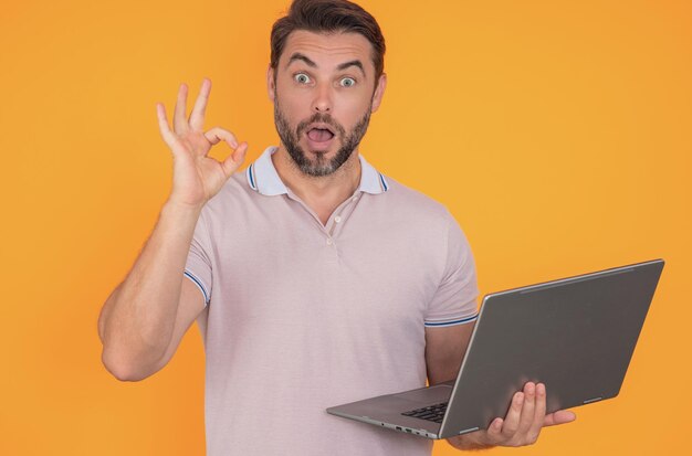 Hombre independiente trabajando en una computadora portátil en un estudio hombre independiente comprobando la computadora portatil escritor independiente serio