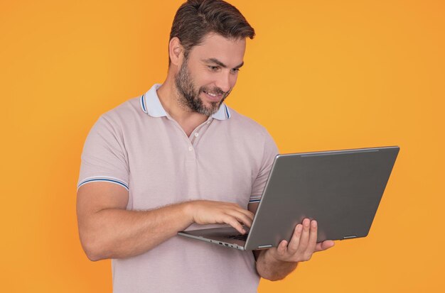 Hombre independiente trabajando en una computadora portátil en el estudio Hombre independiente revisando una computadora portable Freelance serio escribiendo texto en una laptop Hombre independiente empleado usando una computadora laptop Freelance y negocios
