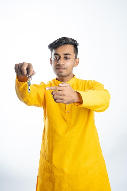 Hombre indio apuntando con el dedo hacia la llave durante la temporada festiva