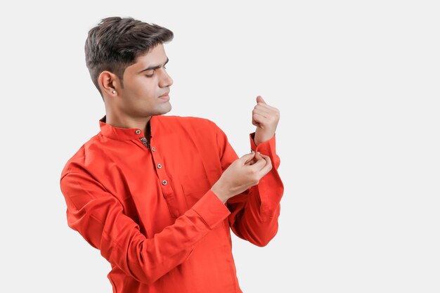 Hombre indio / asiático en camisa roja y mostrando múltiples expresiones sobre blanco