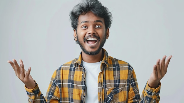 un hombre indio emocionado sintiéndose feliz y alegre