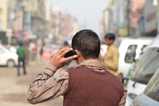 Hombre indio hablando por teléfono en la calle