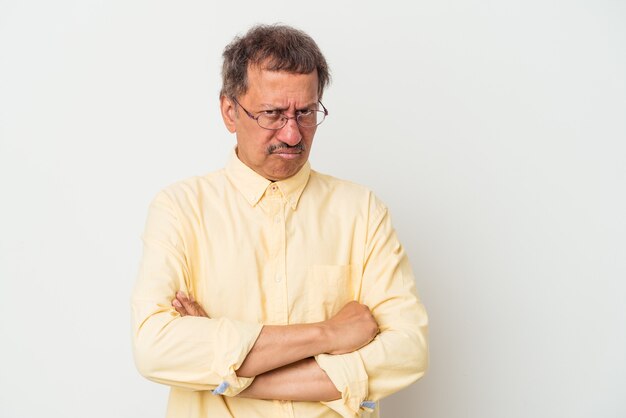 Hombre indio de mediana edad aislado sobre fondo blanco cansado de una tarea repetitiva.