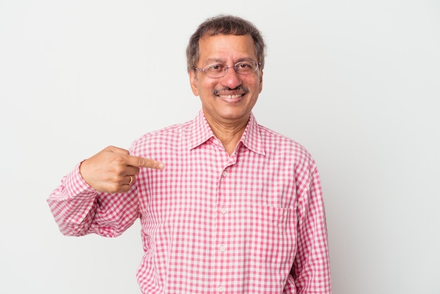 Hombre indio de mediana edad aislado sobre fondo blanco persona apuntando con la mano a un espacio de copia de camisa, orgulloso y seguro