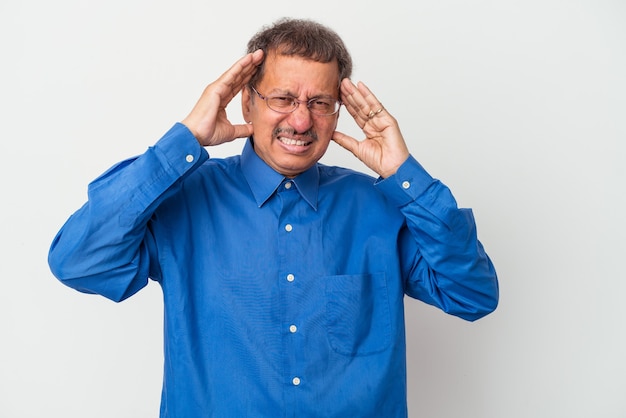 Hombre indio de mediana edad tocando las sienes y teniendo dolor de cabeza.