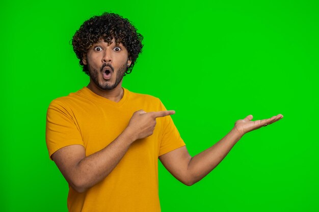 Hombre indio mostrando los pulgares hacia arriba señalando un lugar vacío área de publicidad para el espacio de copia de texto comercial