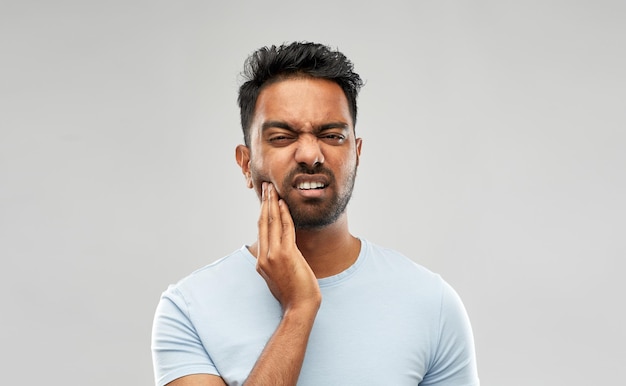 Foto hombre indio que sufre de dolor de dientes